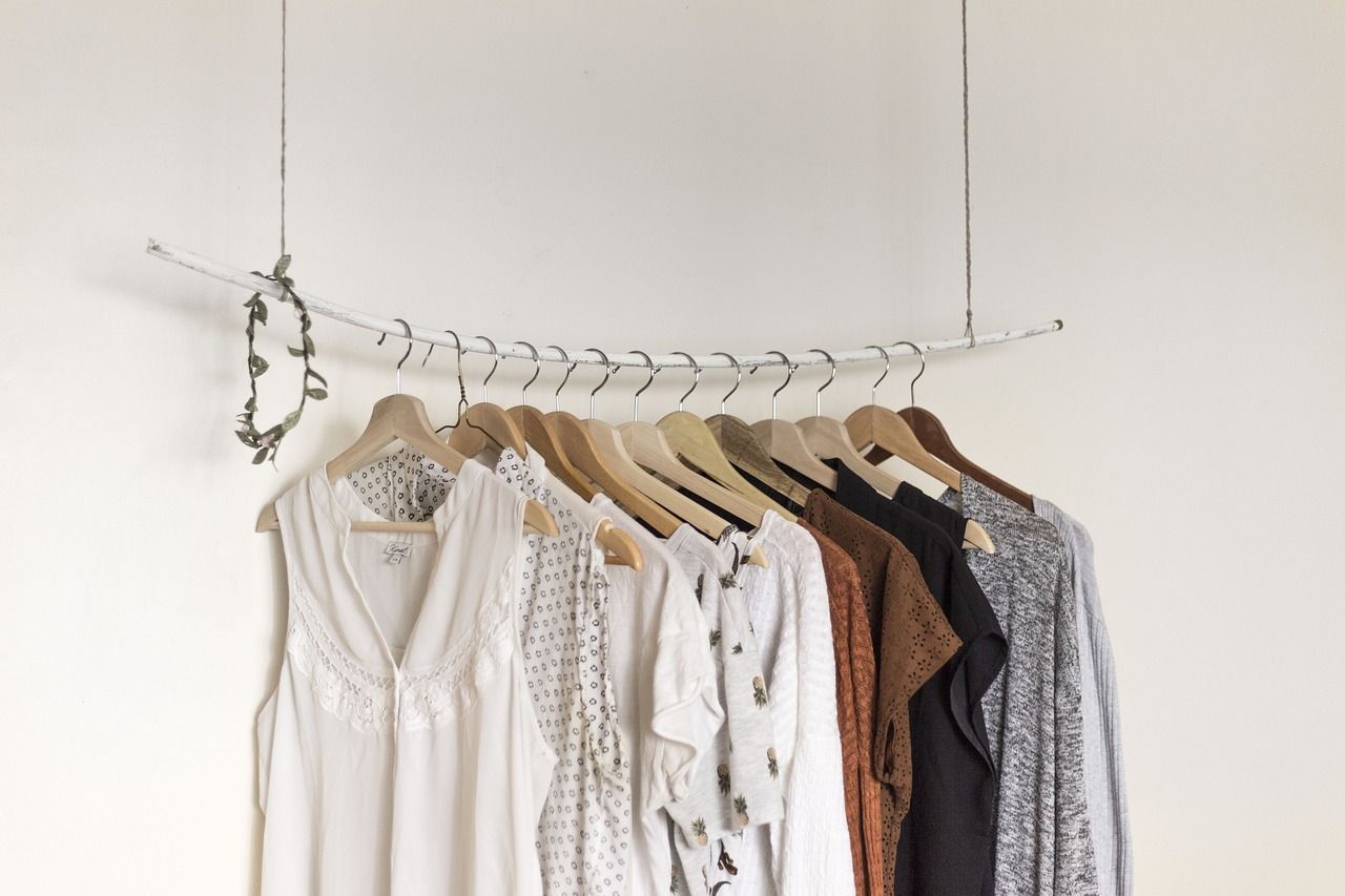 entdecken sie clevere tipps und ideen zur kleiderschrank-organisation. bringen sie ordnung in ihren kleiderschrank und schaffen sie mehr platz für ihre lieblingsstücke!